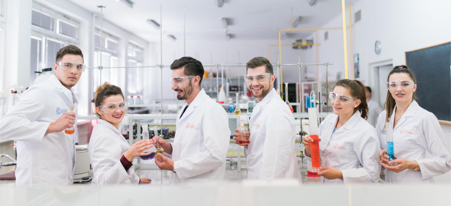 zdjęcie, studnci Politechniki Rzeszowskiej podczas zajęć w laboratorium chemicznym