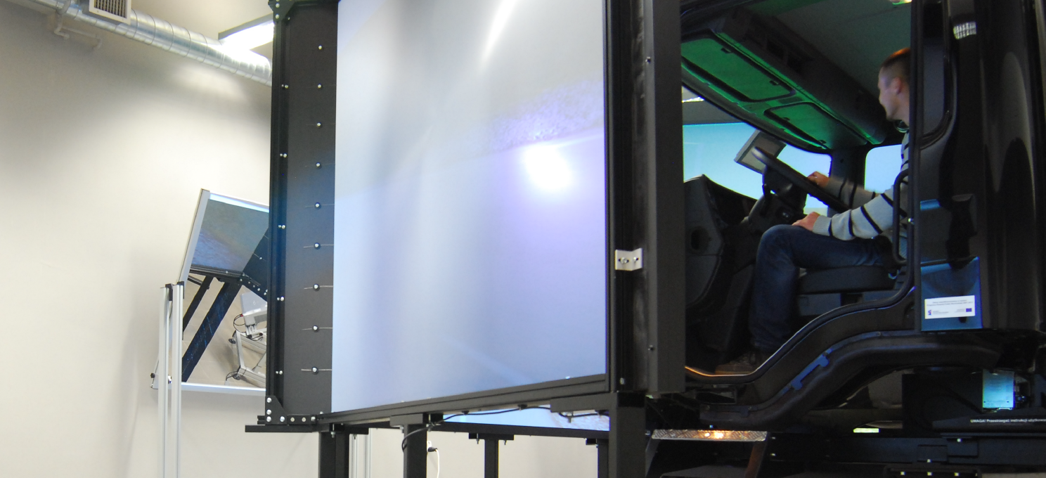 zdjęcie, student Politechniki Rzeszowskiej podczas nauki w symulatorze samochodu ciężarowego